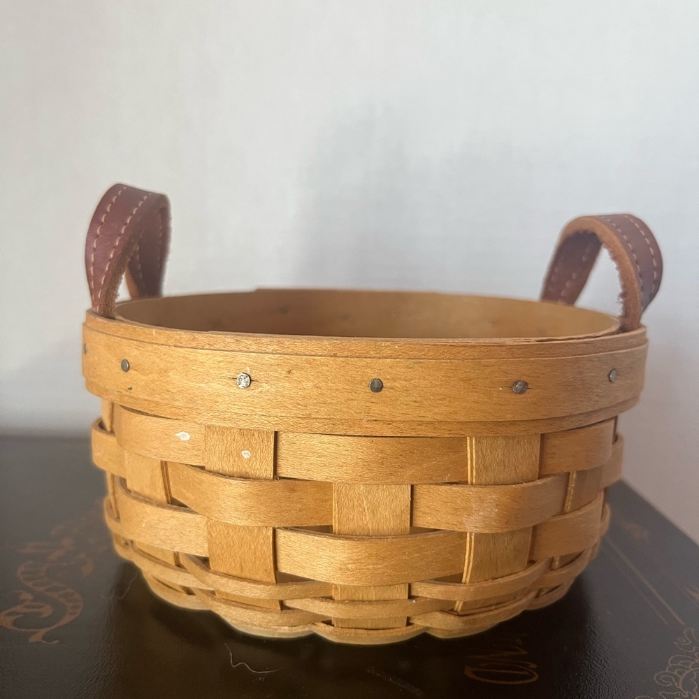 Longaberger‎ basket.